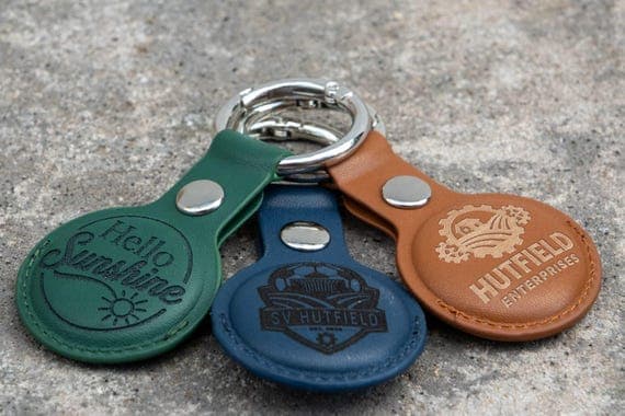 Personalisiertes AirTag Leder Etui mit Gravur | Schlüsselanhänger für Apple AirTag aus PU-Leder | Wunschname, Logo & Design Anhänger
