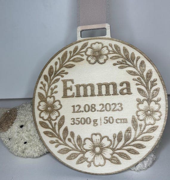 Geburtsmedaille aus Holz – personalisiert mit Namen & Geburtsdaten – 12 cm / 15 cm – mit Seidenchiffonband oder Schnur zur Aufhängung