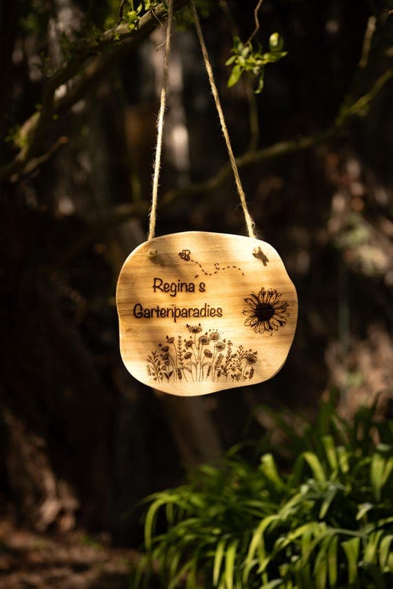Personalisierbares Gartenschild aus Teakholz – handgefertigtes Holzschild mit Gravur – Gartendeko mit Wunschname – Outdoor-Schild mit Schnur